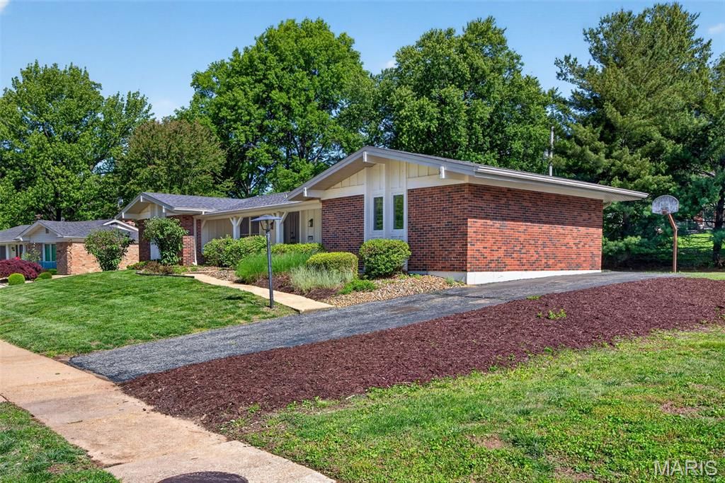 Photo of 14545 Pembury Drive, Chesterfield, MO 63017 (MLS # 26025105)