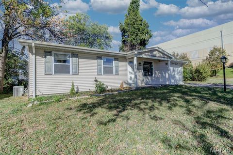 Tiny photo for 1481 Werremeyer Place, Creve Coeur, MO 63132 (MLS # 25070018)