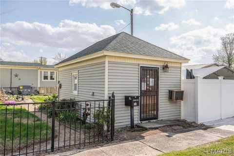 Tiny photo for 303 Dorothy Street, Sikeston, MO 63801 (MLS # 26018985)