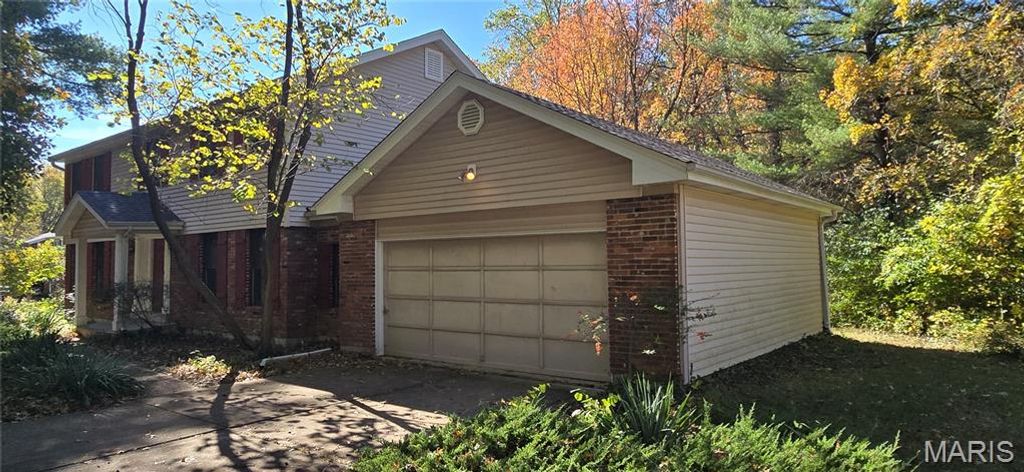 Photo of 939 Wynhaven Lane, Ballwin, MO 63011 (MLS # 25073674)