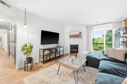 Tiny photo for 2008 Greenglen Drive #203, Kirkwood, MO 63122 (MLS # 26030569)