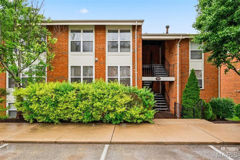 Photo of 2008 Greenglen Drive #203, Kirkwood, MO 63122 (MLS # 26030569)