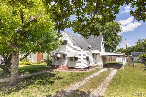 Photo of 509 Tipton Avenue, Wood River, IL 62095 (MLS # 26031596)