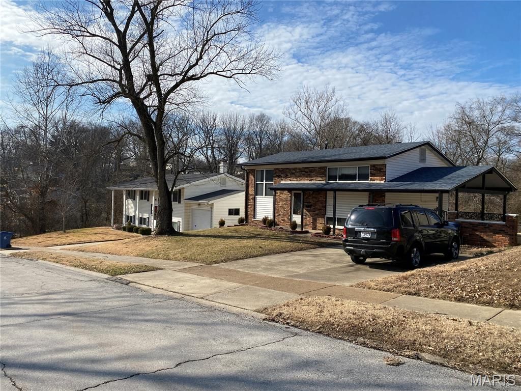 Photo of 5167 Ville Maria Lane, Hazelwood, MO 63042 (MLS # 26028354)
