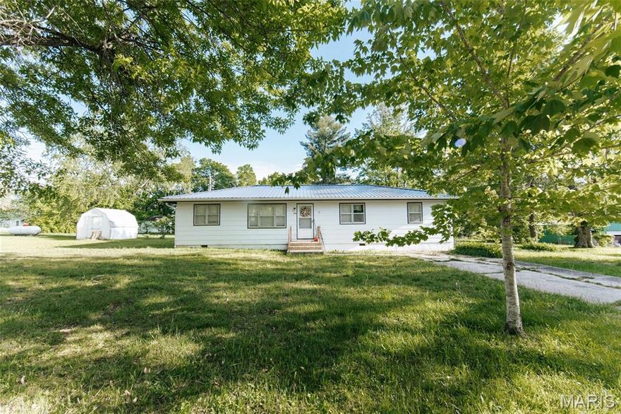 This 4 bedroom, 2 bath home located in the heart of Licking is within walking distance to schools, local amenities, and parks. Inside, you’ll be welcomed by an open layout filled with natural light, a cozy kitchen with ample storage, and a spacious pantry.
The master suite features two separate closets and a private bathroom complete with a jetted tub and standalone shower.
Step outside to a large, flat backyard with endless possibilities perfect for hosting BBQs, starting a garden, or simply relaxing and enjoying the space. With plenty of potential both inside and out, this property is ready to make your own!
Schedule a private tour today!