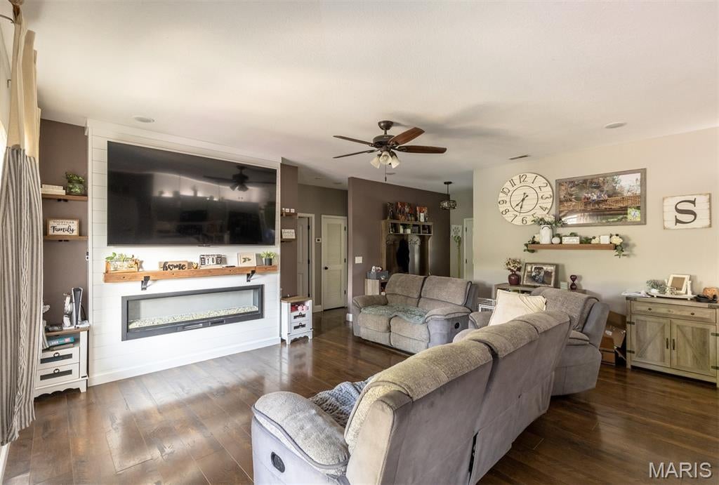 2406 W Donna Drive