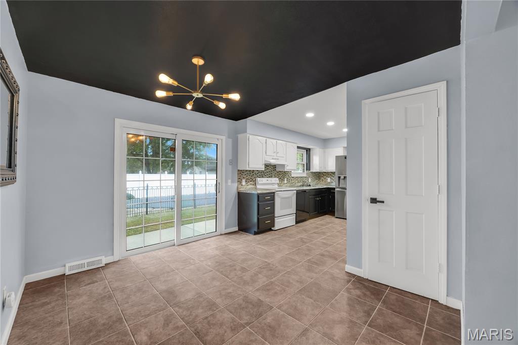 Wentzville, Missouri 63385, United States, 3 Bedrooms Bedrooms, ,3 BathroomsBathrooms,Residential,Pending,202185