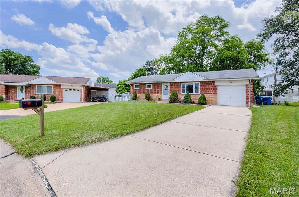 Photo of 9965 Markhall Lane, Unincorporated, MO 63123 (MLS # 26037909)