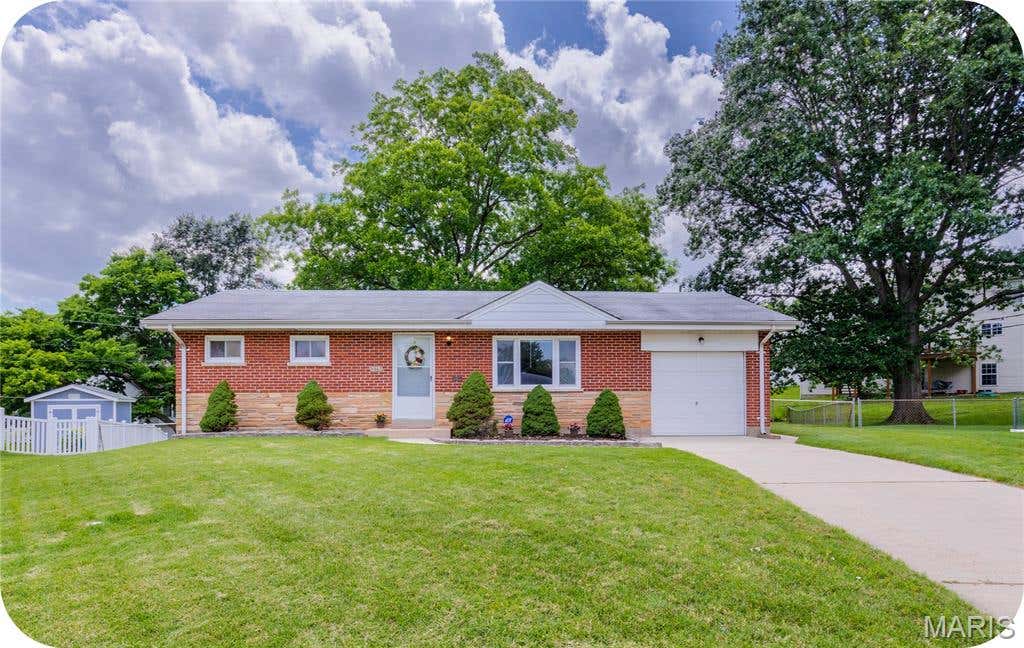 Photo of 9965 Markhall Lane, Unincorporated, MO 63123 (MLS # 26037909)