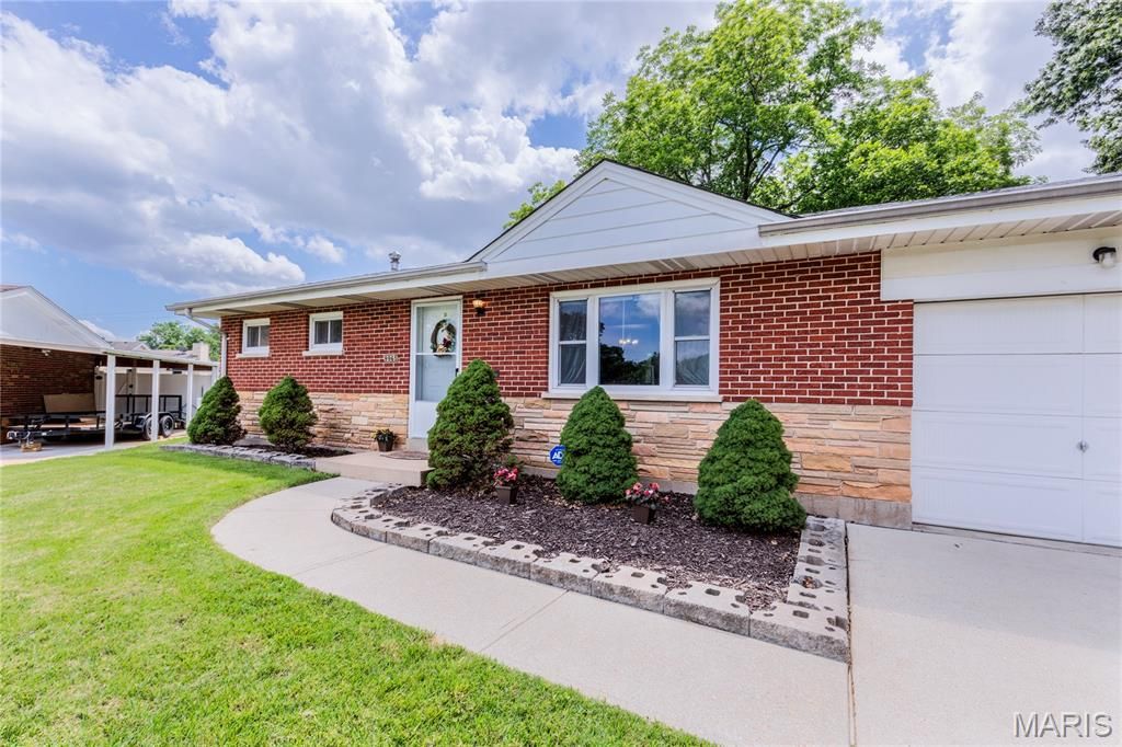 Photo of 9965 Markhall Lane, Unincorporated, MO 63123 (MLS # 26037909)
