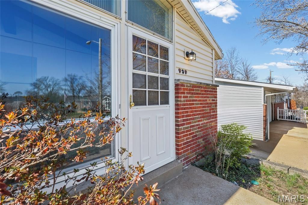 Photo of 939 Oak Ridge Avenue, St Louis, MO 63126 (MLS # 26013883)