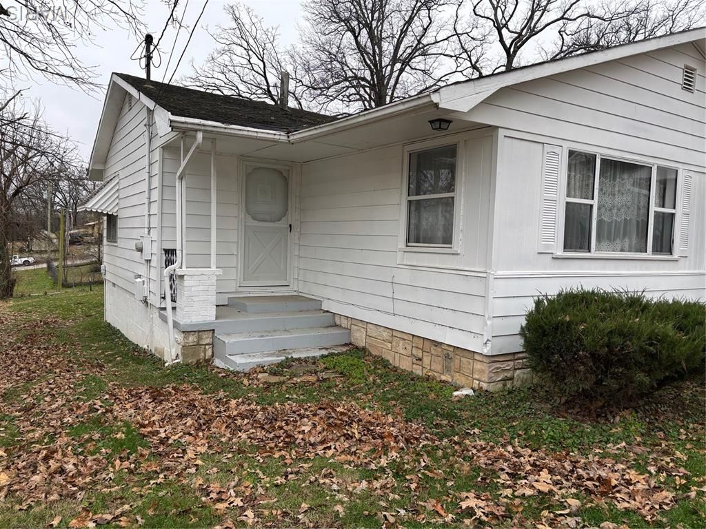 Photo of 816 Kendall Avenue, Poplar Bluff, MO 63901 (MLS # 25079583)