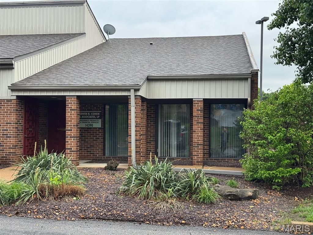 Photo of 14390 Woodlake Drive, Town and Country, MO 63017 (MLS # 26026429)