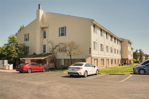 Tiny photo for 942 Guelbreth Lane #301, Creve Coeur, MO 63141 (MLS # 26024609)