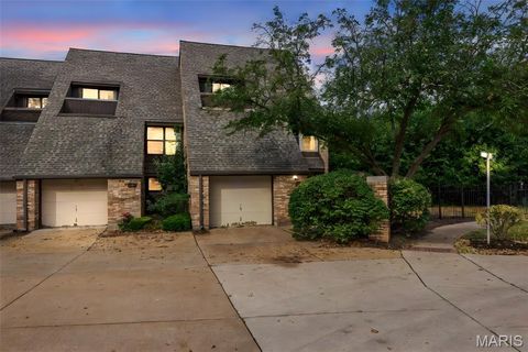 Photo of 925 Maison Ladue Drive, Creve Coeur, MO 63141 (MLS # 25063788)