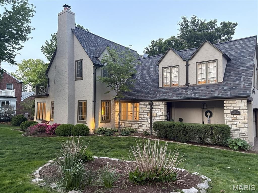 Photo of 36 Algonquin Wood Place, Glendale, MO 63122 (MLS # 26024100)