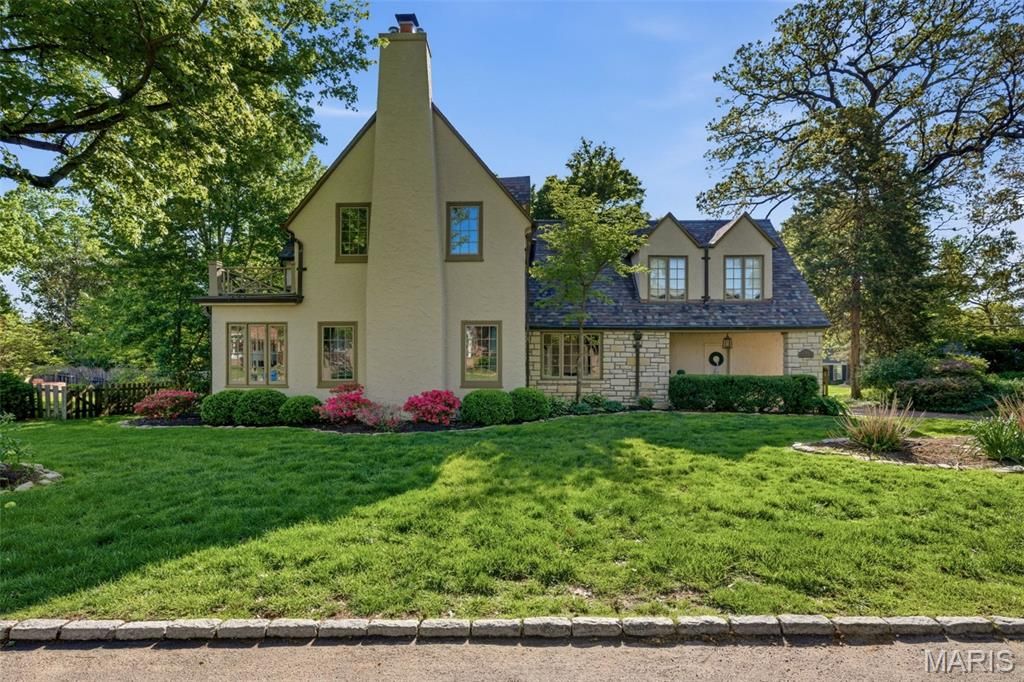 Photo of 36 Algonquin Wood Place, Glendale, MO 63122 (MLS # 26024100)