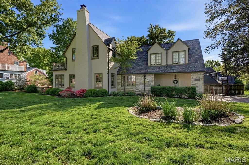 Photo of 36 Algonquin Wood Place, Glendale, MO 63122 (MLS # 26024100)