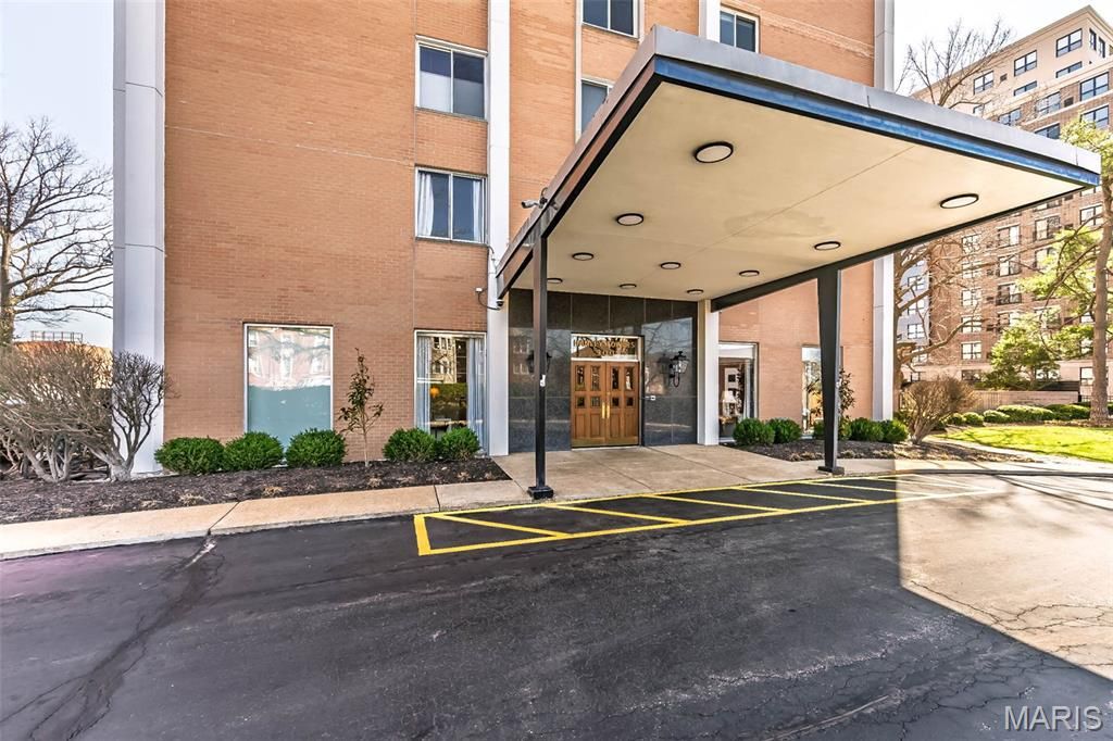 Photo of 900 S Hanley Road #5C, St Louis, MO 63105 (MLS # 26013454)