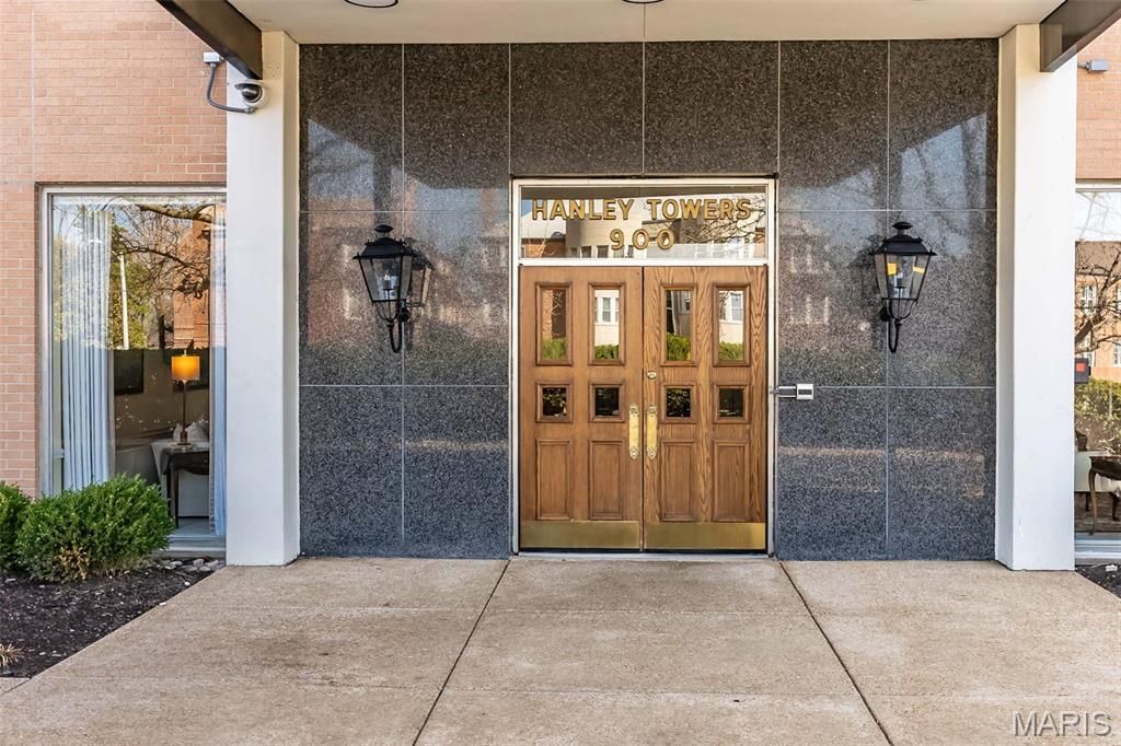 Photo of 900 S Hanley Road #5C, St Louis, MO 63105 (MLS # 26013454)