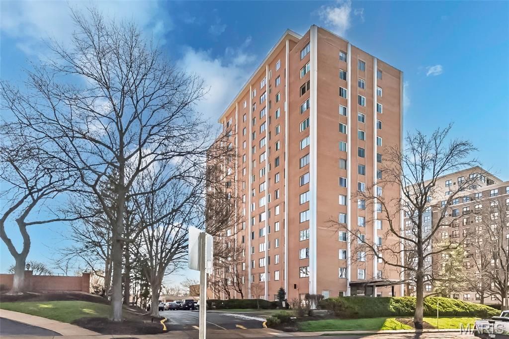 Photo of 900 S Hanley Road #5C, St Louis, MO 63105 (MLS # 26013454)