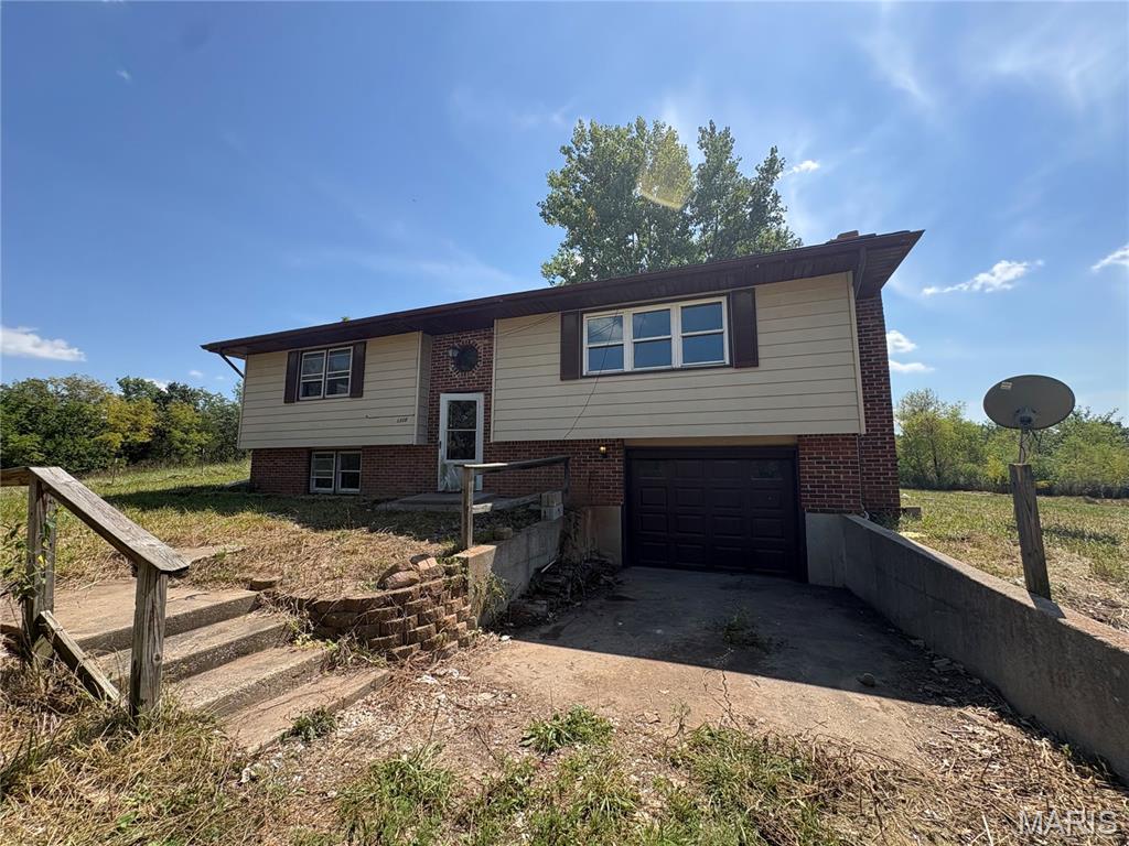 Photo of 1310 Private Road 1337, Moberly, MO 65270 (MLS # 26053325)