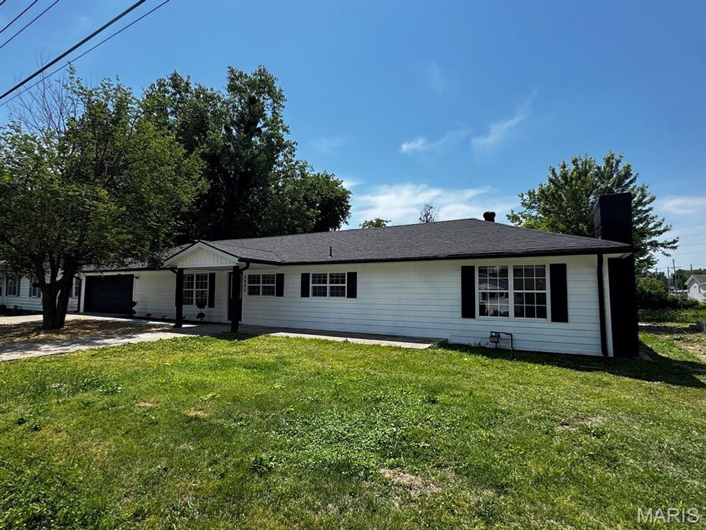 Photo of 2005 Kentucky Avenue, Poplar Bluff, MO 63901 (MLS # 26031779)