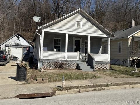 Photo of 1620 Fulton Avenue, Hannibal, MO 63401 (MLS # 26011734)