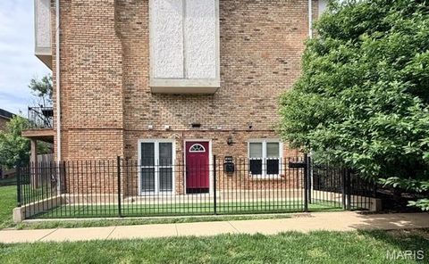 Photo of 1159 Rue La Ville Walk #1159, Creve Coeur, MO 63141 (MLS # 26033563)