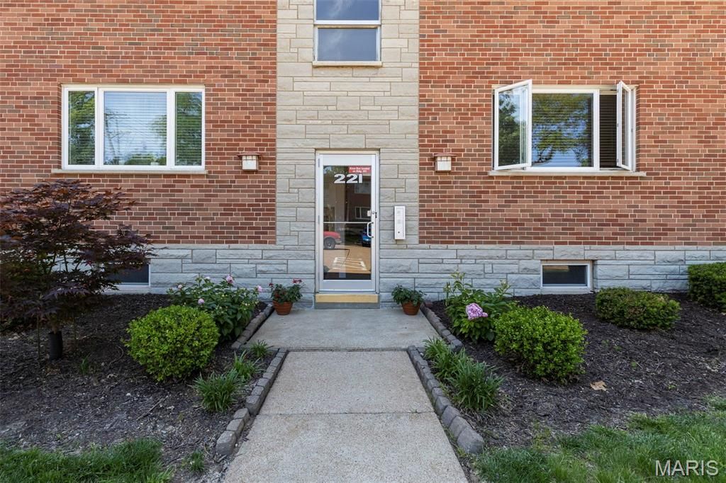 Photo of 221 Monclay Court #2N, St Louis, MO 63122 (MLS # 26024424)
