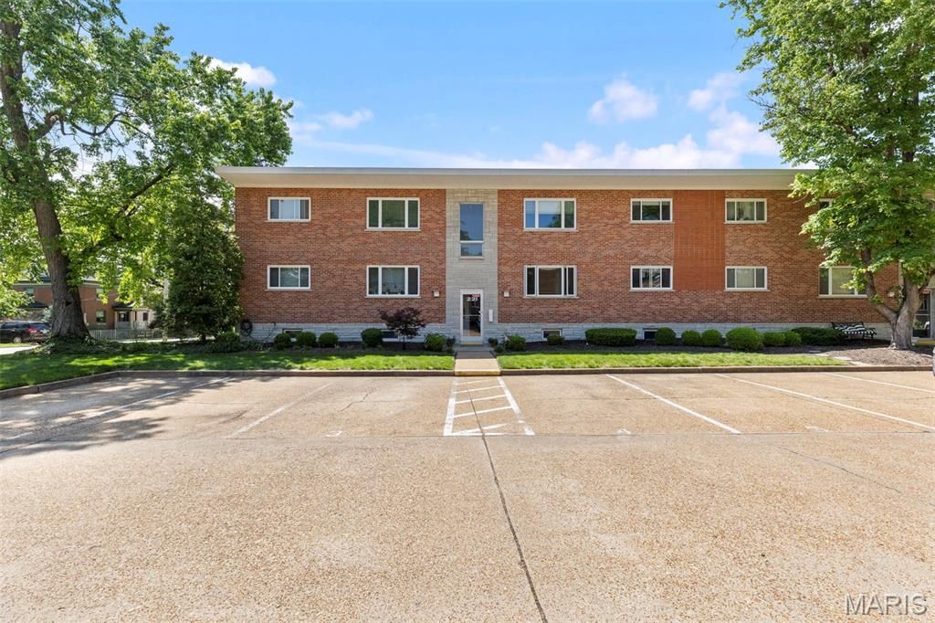 Photo of 221 Monclay Court #2N, St Louis, MO 63122 (MLS # 26024424)