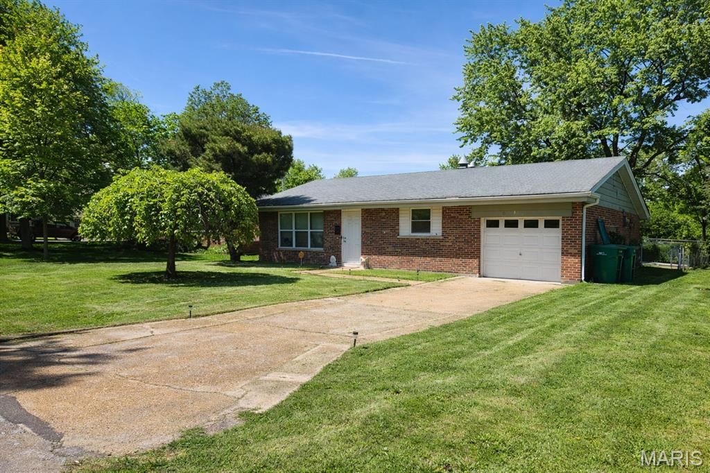 Photo of 817 Lebon Drive, St Louis, MO 63137 (MLS # 26021461)