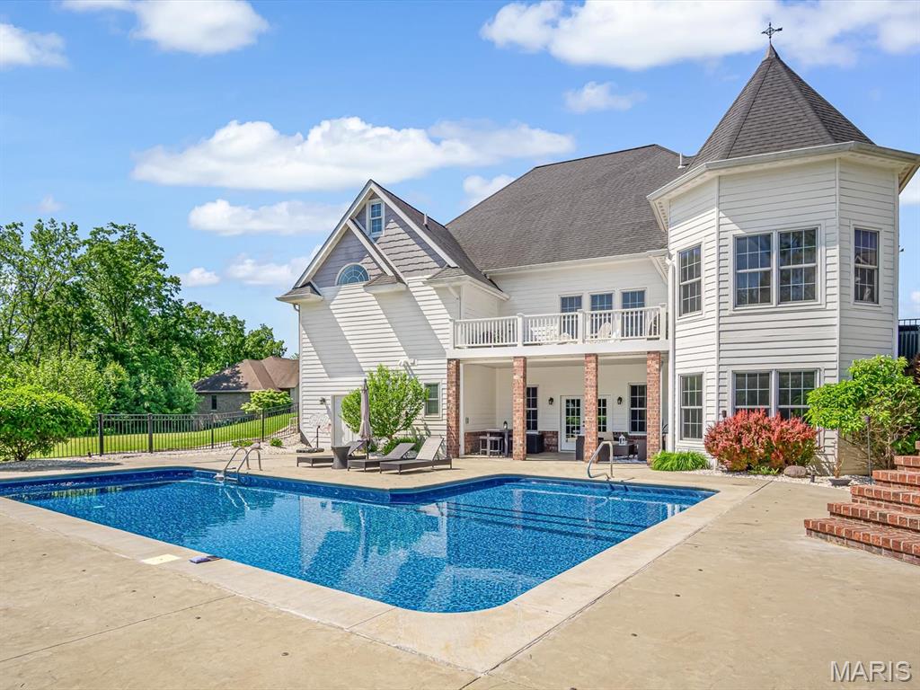 Edwardsville, Illinois, 62025, United States, 4 Bedrooms Bedrooms, ,4 BathroomsBathrooms,Residential,Active,2030091