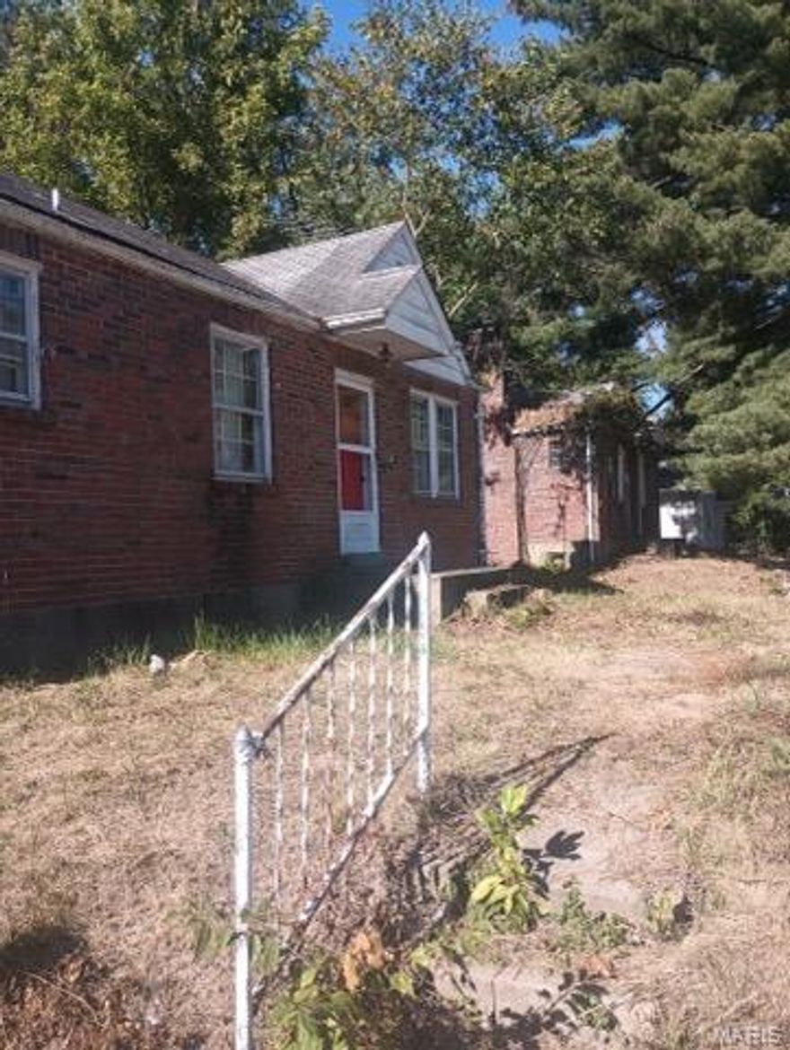 Attention investors! Great opportunity to add value with this 2BR/1BA, 925 sq ft property. Ideal for a fix & flip or long-term rental with the right updates. Strong potential for equity growth and cash flow. Sold as-is—don’t miss your next project!