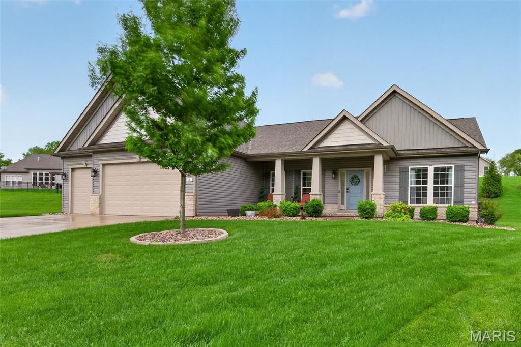 Photo of 2 Kandahar Court, St Charles, MO 63303 (MLS # 26025764)