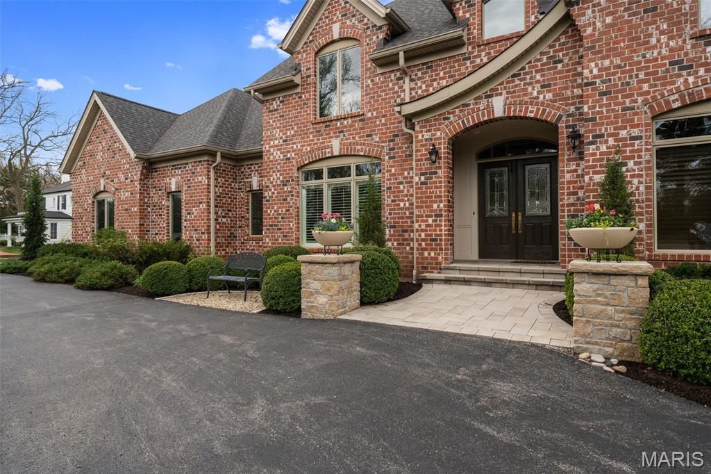 Photo of 511 S Warson Road, Ladue, MO 63124 (MLS # 26019684)