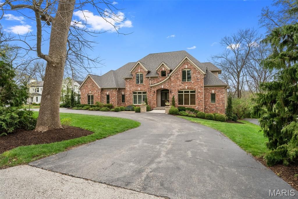 Photo of 511 S Warson Road, Ladue, MO 63124 (MLS # 26019684)