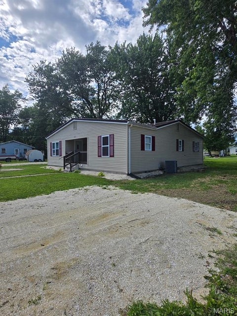 Tiny photo for 405 W Hanson Street, Bowling Green, MO 63334 (MLS # 26037305)
