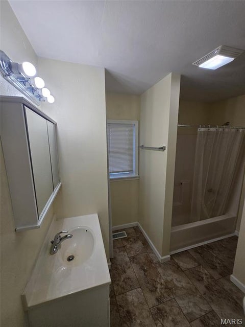 Tiny photo for 405 W Hanson Street, Bowling Green, MO 63334 (MLS # 26037305)