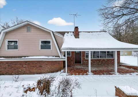 6 Castle Drive Florissant MO 63034