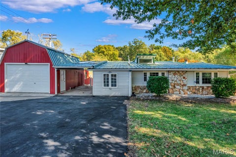 Photo of 812 Pralle Lane, St Charles, MO 63303 (MLS # 26049682)
