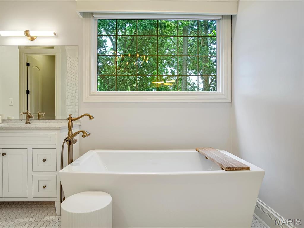 3025 Sunset Hills Blvd S, Edwardsville, IL, 62025, USA, 6 Bedrooms Bedrooms, ,6 BathroomsBathrooms,Residential,Active,3025 Sunset Hills Blvd S,26032642
