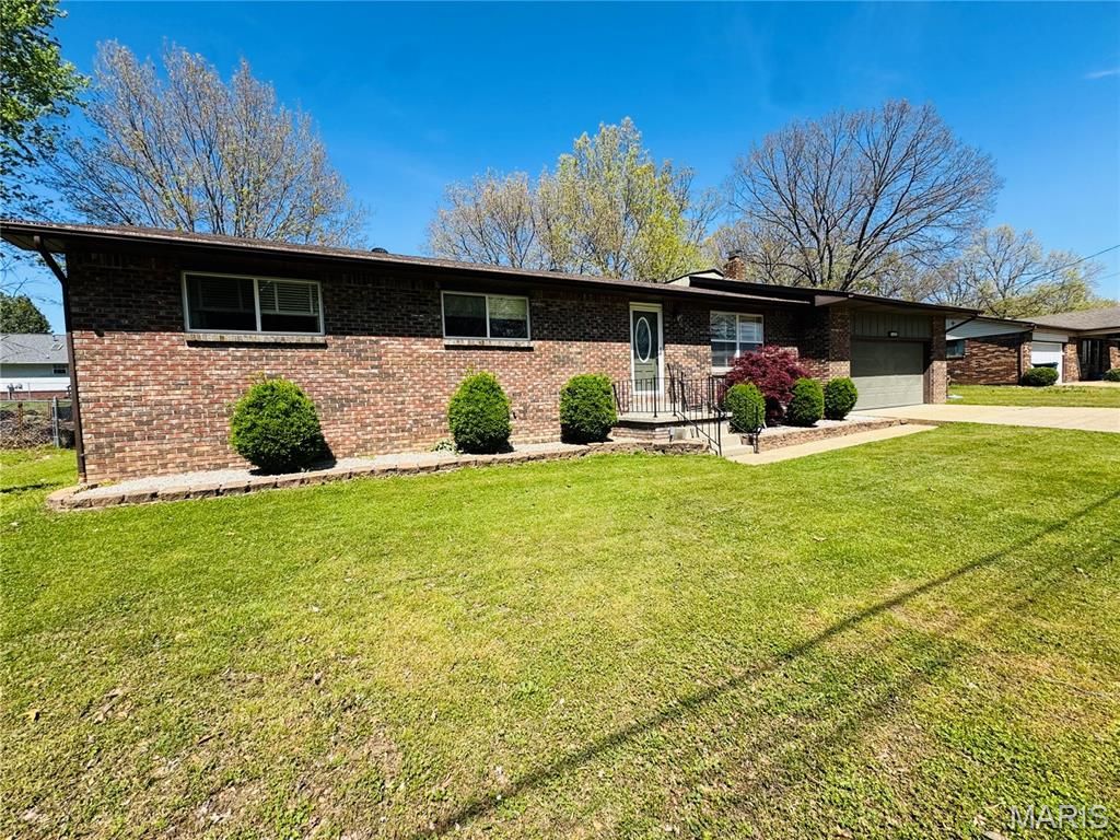 Photo of 1805 Zehm Avenue, Poplar Bluff, MO 63901 (MLS # 26020874)