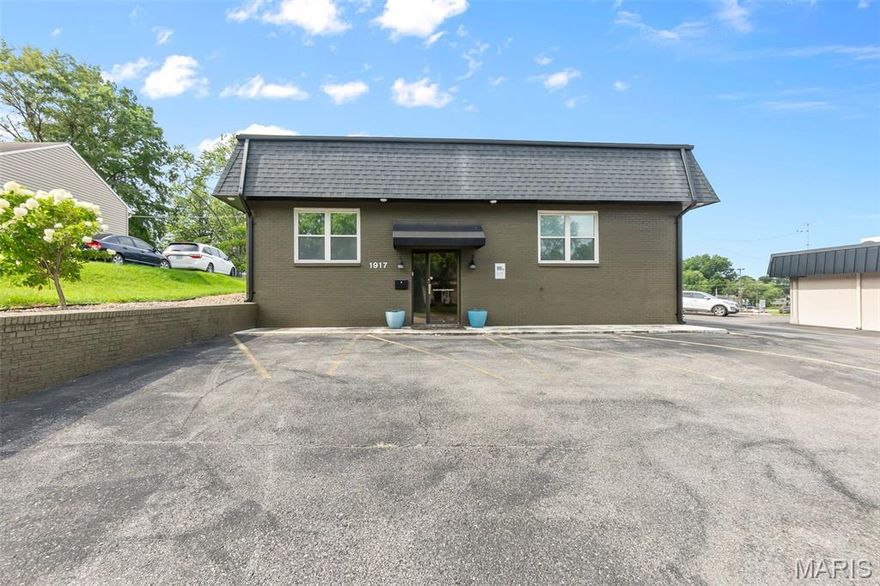 Fully renovated and move-in ready commercial space, perfect for a variety of uses—whether it’s a massage area, office space, salon, accounting or tax prep firm, marketing or graphic design, travel agency, or photography studio. It has space for stove/oven/ break room area or a large conference area, the options are endless! Located on busy William Street with plenty of parking, this hassle-free property requires no remodeling or improvements. This building truly has it all—location, convenience, and versatility.