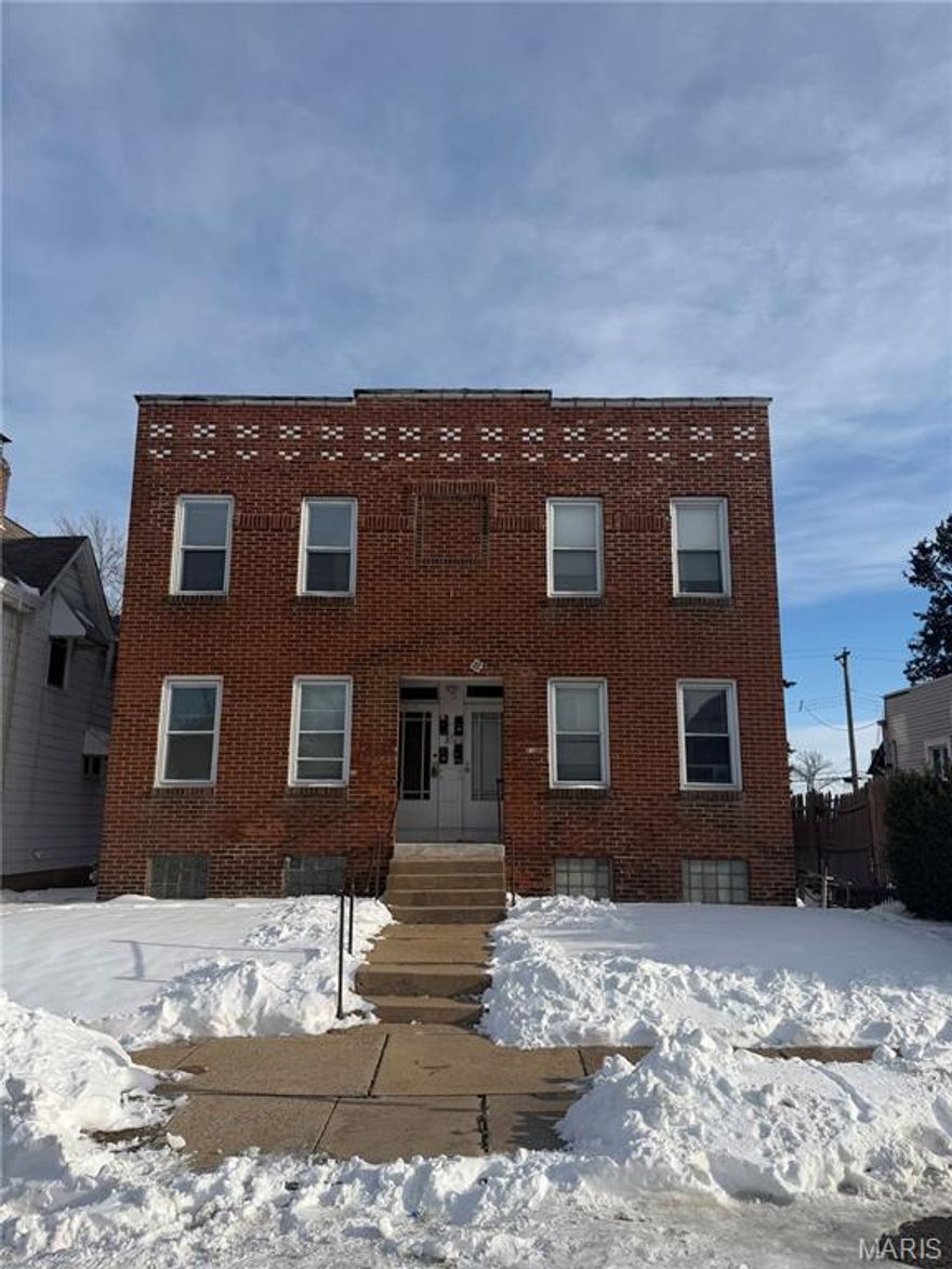 —  Four family income producing property in Prime Tower Grove South
— Opportunity for value-add investment
— Professional management in place
— Spacious, recently remodeled 1 bedroom/1 bathroom units, averaging 816 sq. ft.
— Large kitchen and dining area
— Full-masonry brick facade in traditional South City St. Louis architectural style
— Recent Capital Expenditures includes upgraded electric, HVAC, stacks, and roof replaced in 2024
— Off-street parking
— Great location, just minutes from Tower Grove Park and South Grand