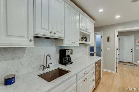 Tiny photo for 420 Woodview Manor Lane, Kirkwood, MO 63122 (MLS # 26041758)