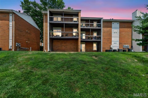 Tiny photo for 1960 Greenglen Drive #304, Kirkwood, MO 63122 (MLS # 26047115)