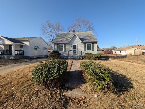 Photo of 523 Lincoln Avenue, East Alton, IL 62024 (MLS # 26018049)