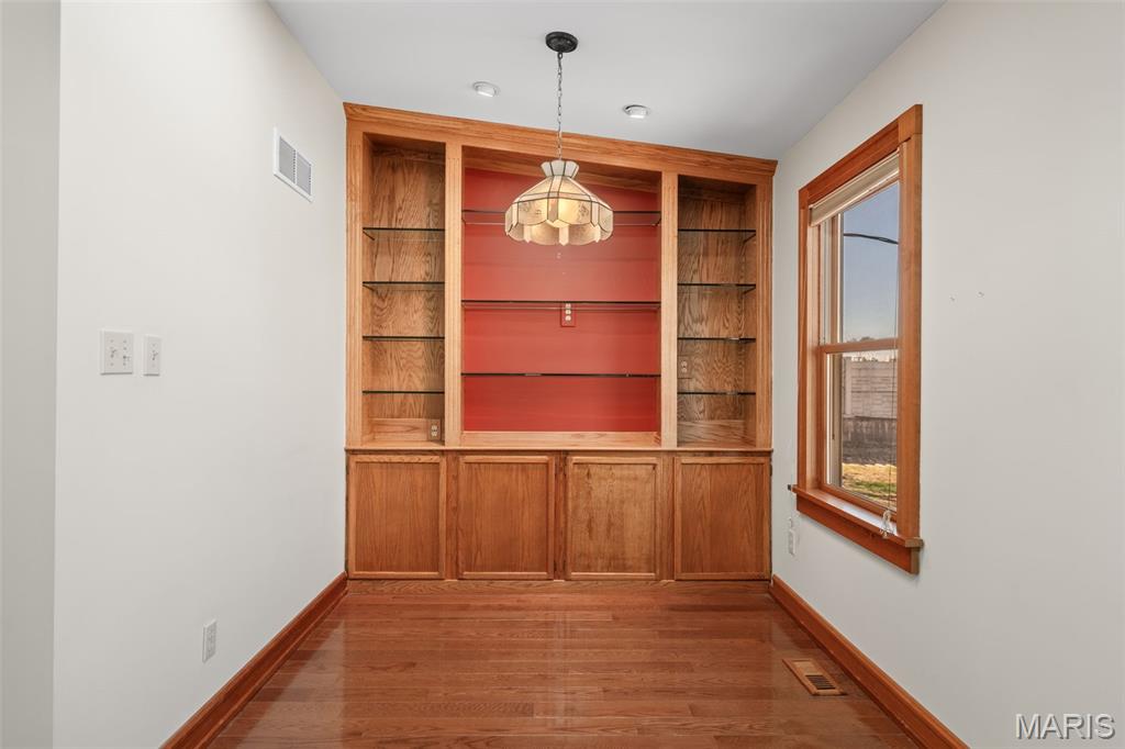 E Sunset Hill - Residential