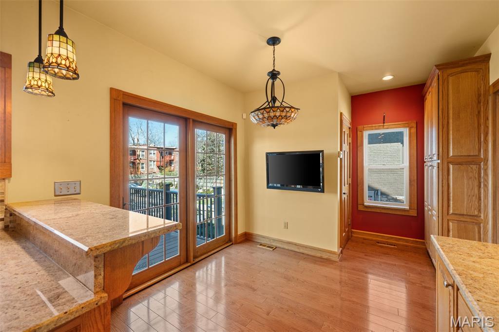 E Sunset Hill - Residential